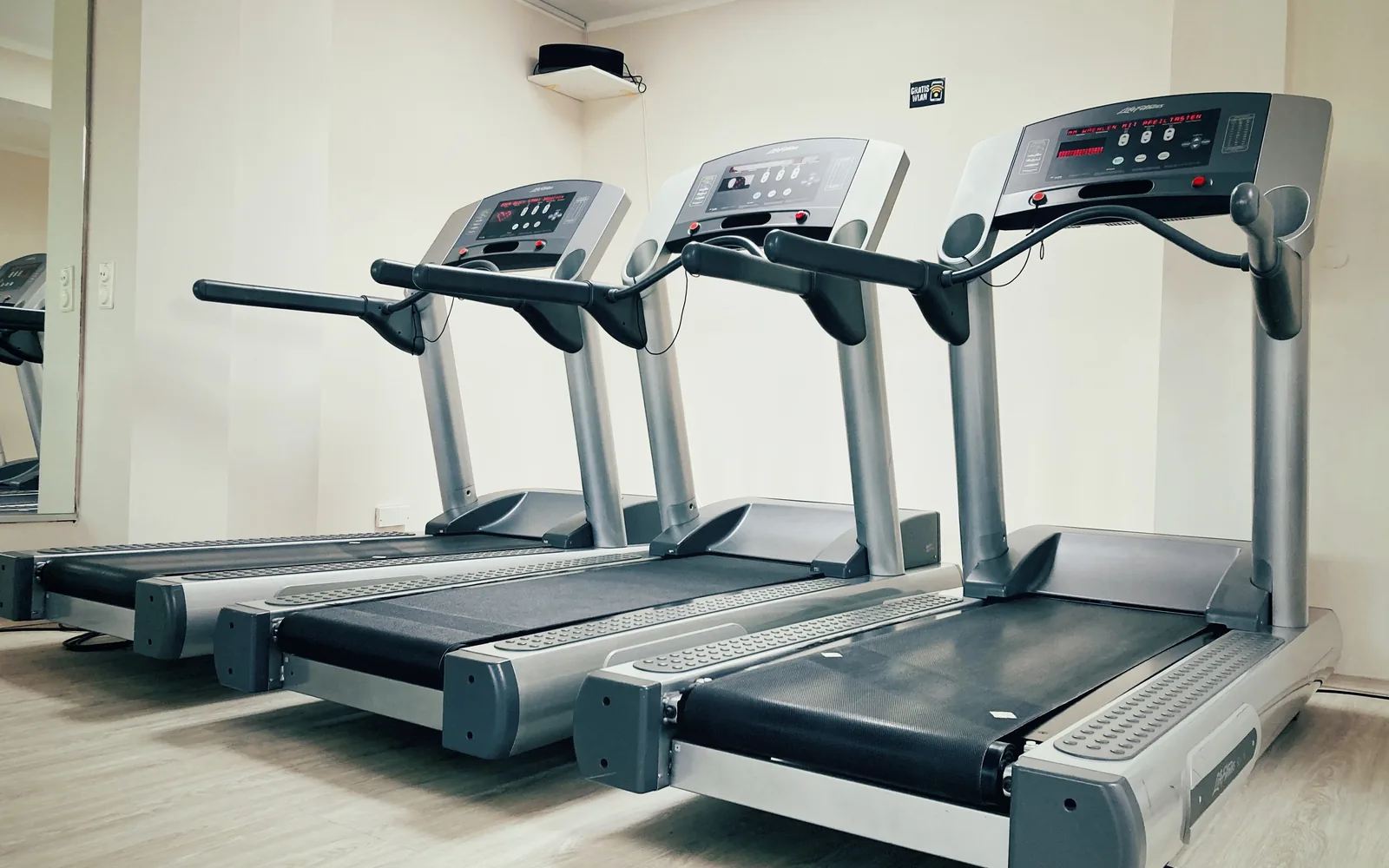 Laufbänder im Trainingsbereich von GeTFit Cham