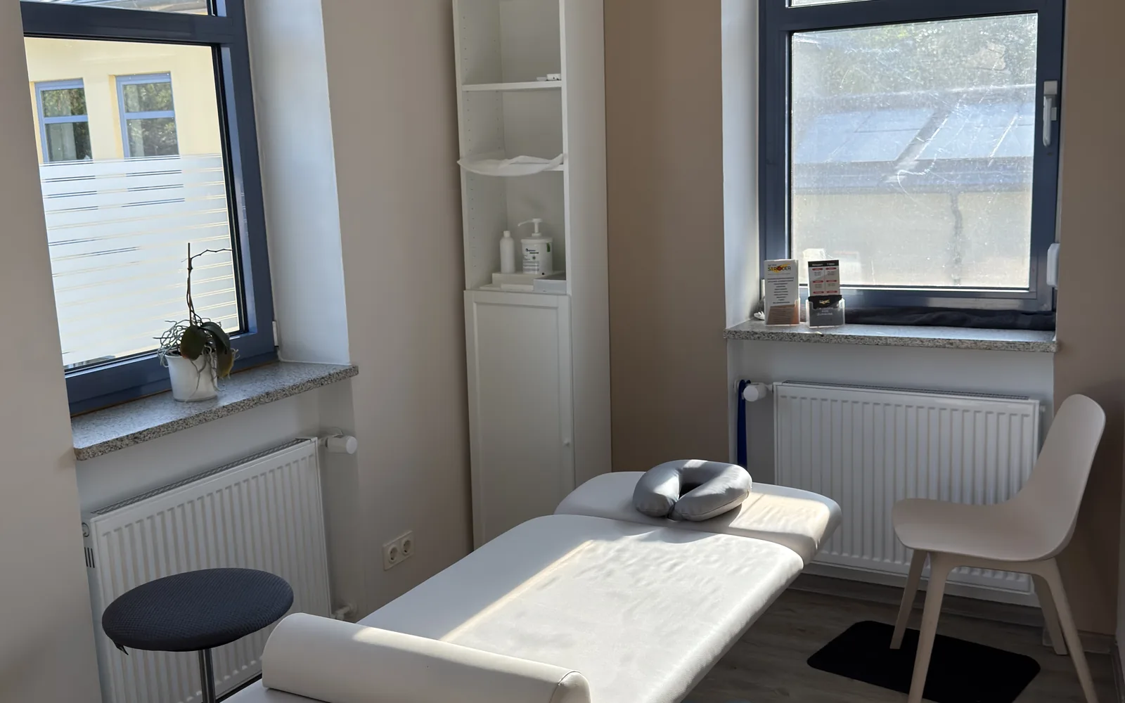 Heller Behandlungsraum mit Liege bei GeTFit Cham