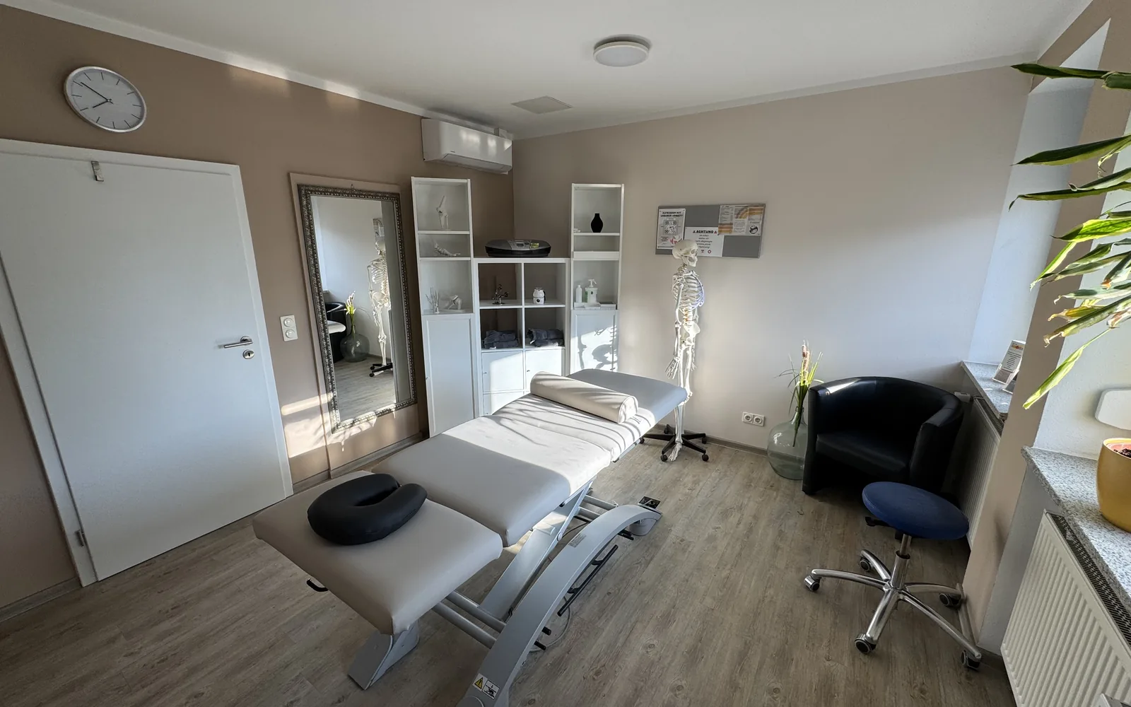 Behandlungsraum mit Therapieliege bei GeTFit Cham