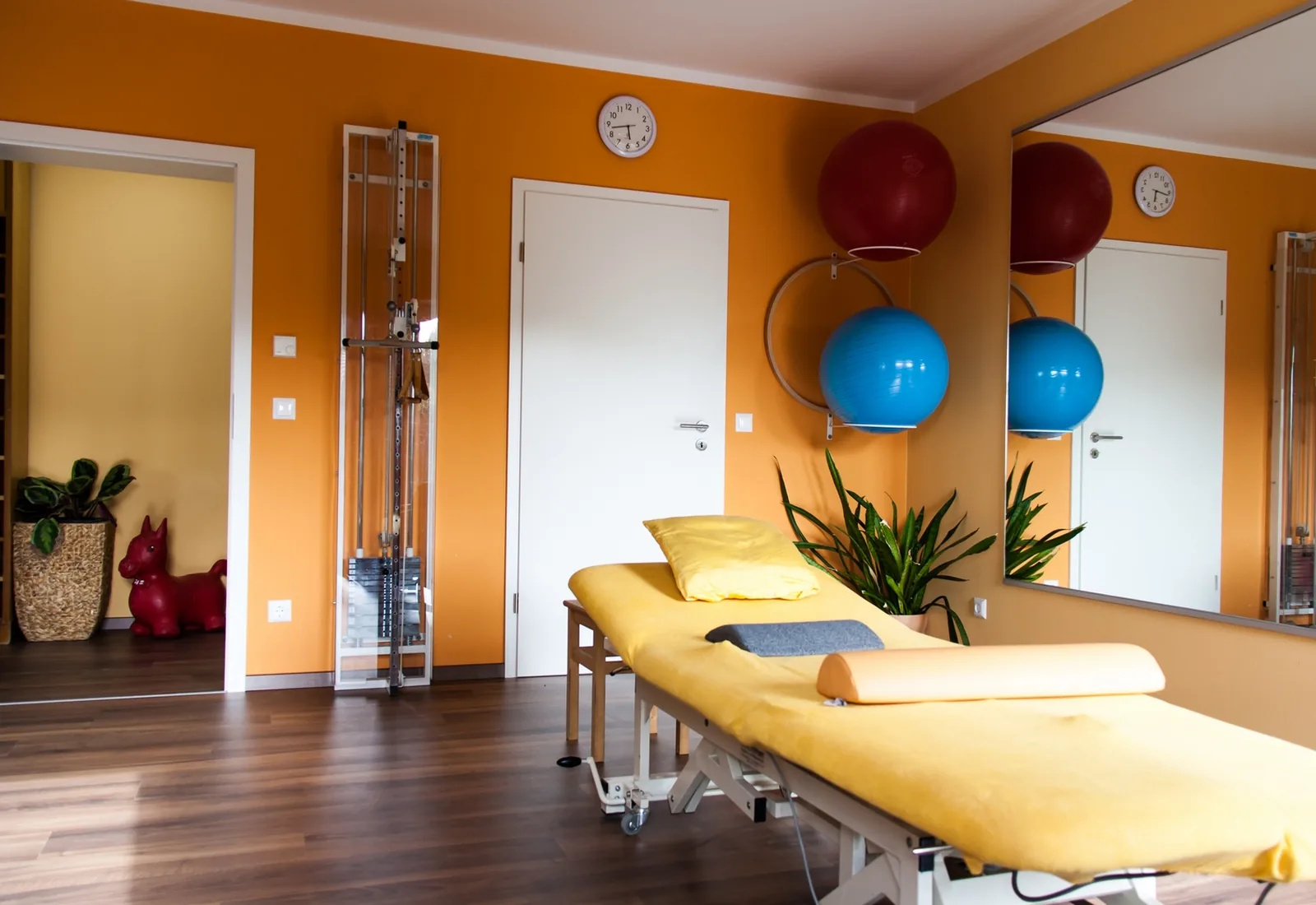 Heller Behandlungsraum bei GeTFit Chamerau