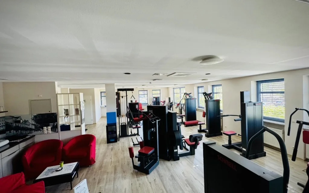 Trainingsfläche mit Kraft- und Ausdauergeräten bei GeTFit