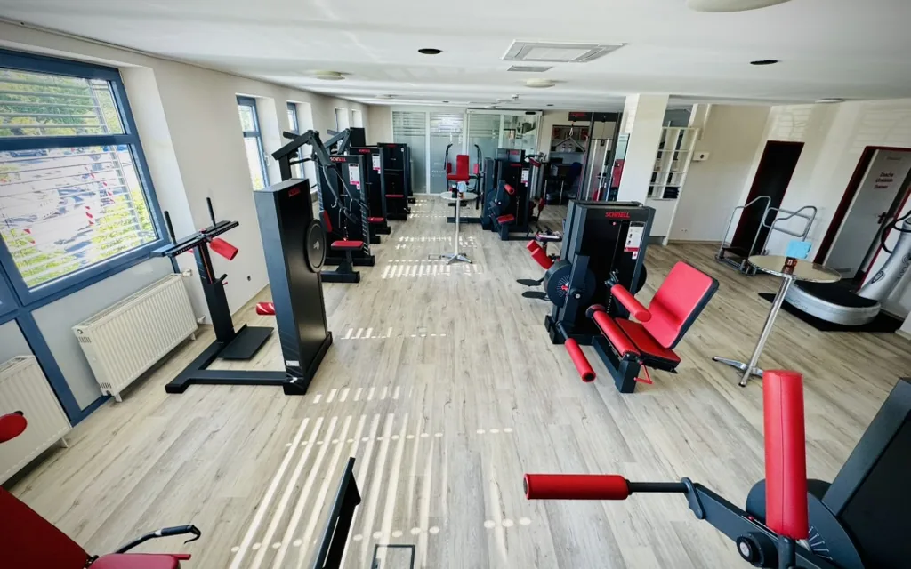 Heller Fitnessbereich mit Kraftgeräten bei GeTFit in Cham