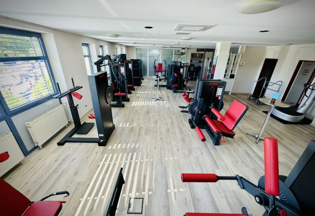 Heller Trainingsbereich mit Kraftgeräten bei GeTFit in Cham