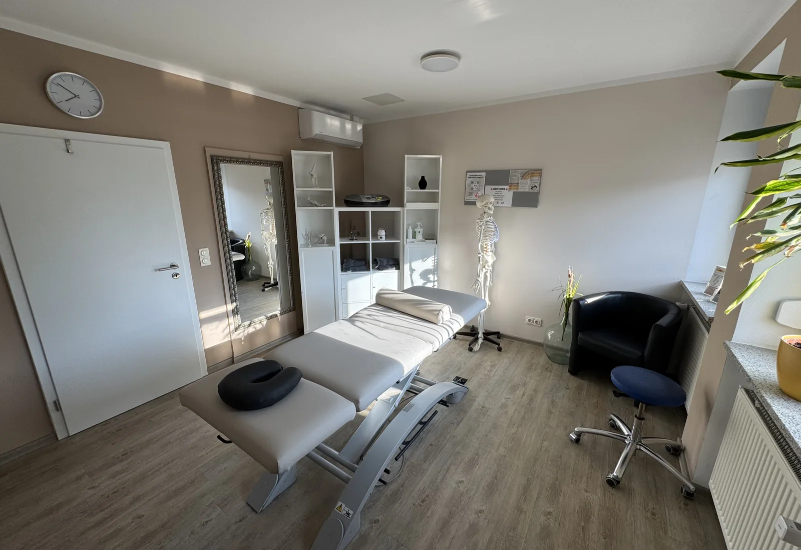 Behandlungsraum mit Liege bei GeTFit in Cham