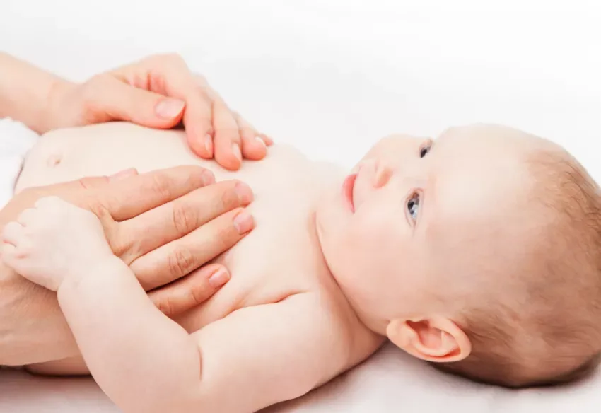 Symbolbild eines Babys bei einer behutsamen physiotherapeutischen Untersuchung