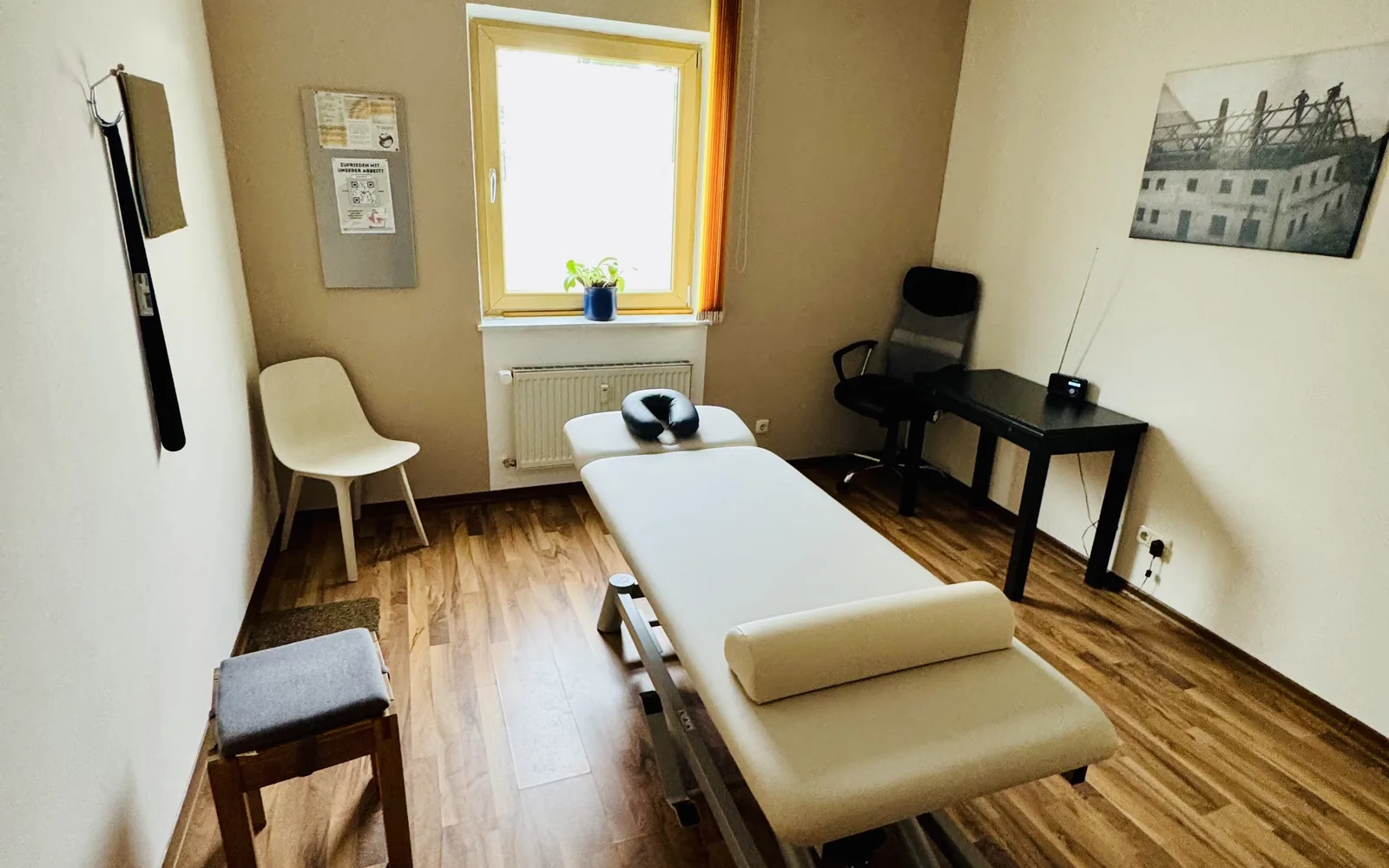 Heller Behandlungsraum mit Therapieliege bei GeTFit Konzell