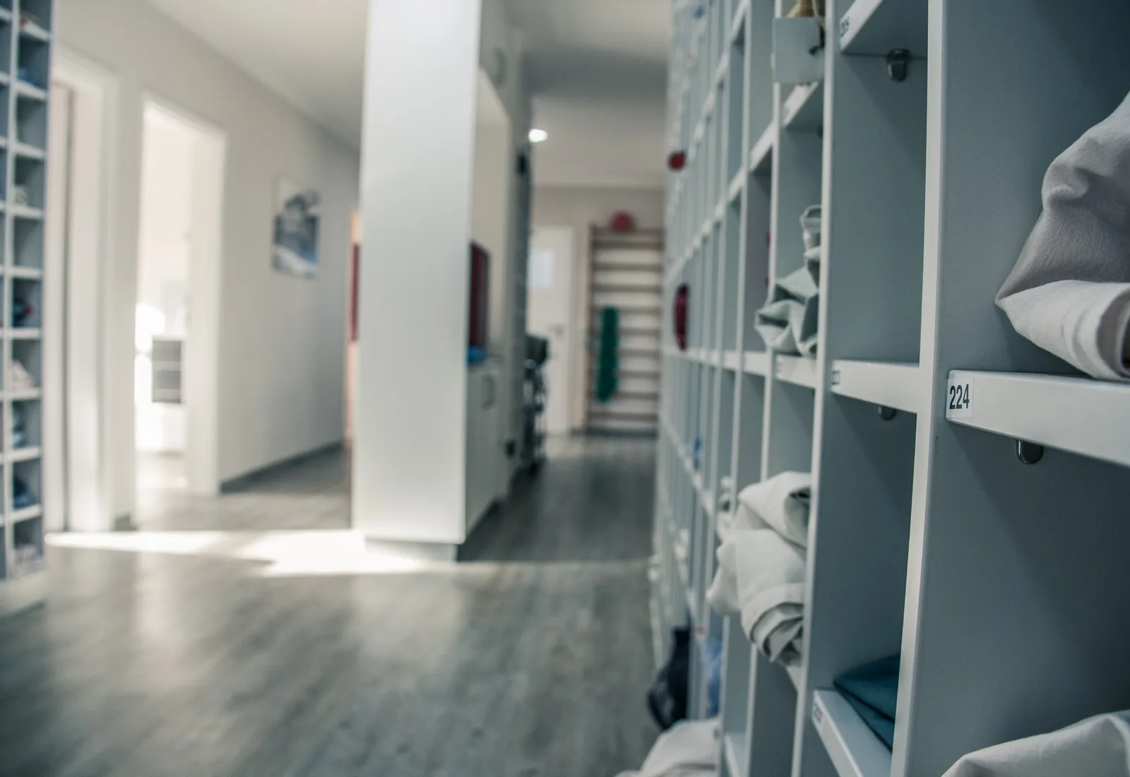Heller Therapiebereich mit Behandlungsräumen bei GeTFit
