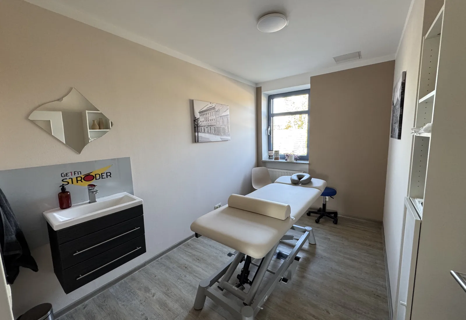 Behandlungsraum mit Therapieliege für die Rehabilitation bei GeTFit in Cham