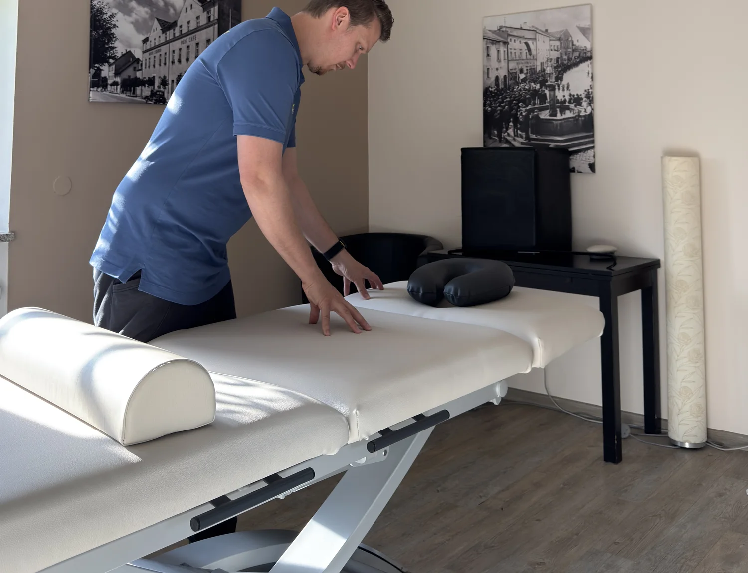 Bernhard Ströder bereitet eine Behandlungsliege bei GeTFit vor